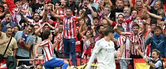 Julian Alvarez zabija gol za Atletico protiv Real Madrida