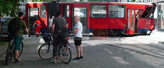 Tramvaj iskočio iz tračnica i zabio se u zgradu