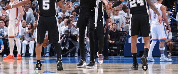 Wembanyama i suigrači iz San Antonio Spursa