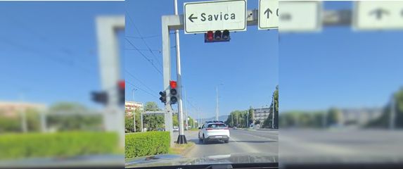 Rimčev robotaksi zaštekao na semaforu