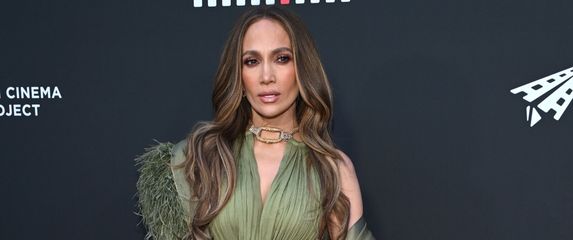Jennifer Lopez u haljini brenda Bronx and Banco 2026. - 3