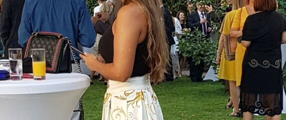 Žena na zabavi