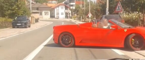 Ferrari koji izlazi s parkinga