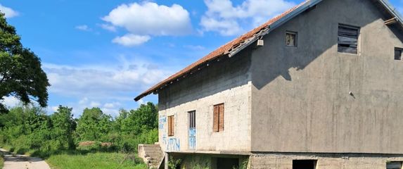 Uvredljivi grafiti ispisani na kući u Gračacu