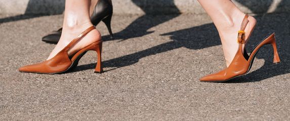 Žena u slingback cipelama