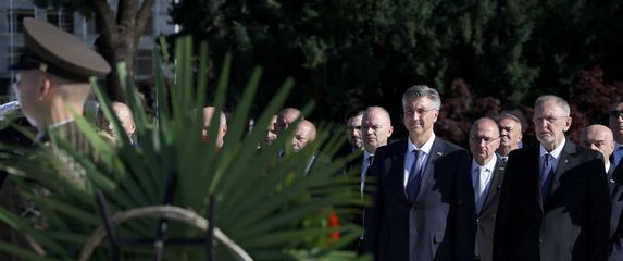Andrej Plenković i članovi Vlade položili vijence u znak obilježavanja Dana državnosti