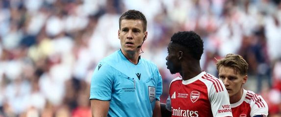 Daniel Siebert i Bukayo Saka