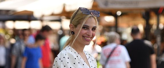 Ljepotica iz Zagreba sjajno nosi kontroverznu kombinaciju sokni i visokih potpetica