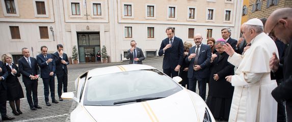 Papa dobio Lamborghinija (Foto: AFP)
