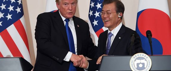 Donald Trump i Moon Jae (Foto: AFP)