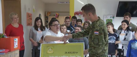 Vojnici u ulozi humanitaraca (Foto: Dnevnik.hr) - 1