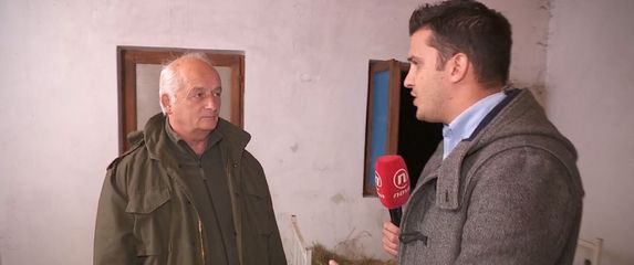 Reporter Dnevnika Nove TV Domagoj Mikić s gospodinom Slavkom iz Željave (Foto: Dnevnik.hr)