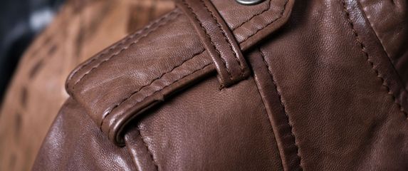 Gumb na ramenu kaputa ili jakne nije samo ukras