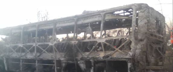 Izgorjeli autobus (Foto: Twitter/Zimbabwe Red Cross)