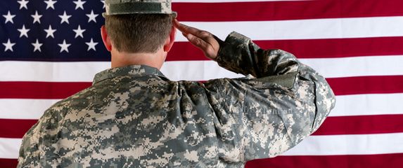 Vojnik salutira američkoj zastavi