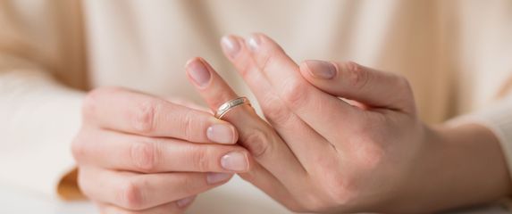 Žena skida vjenčani prsten
