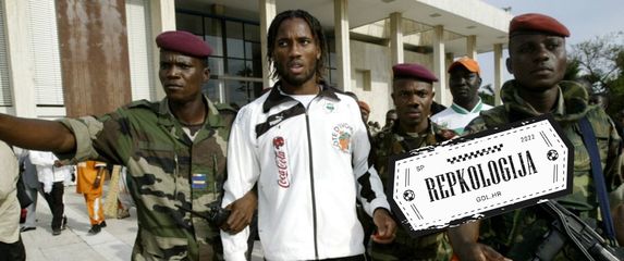 Didier Drogba okružen vojnicima