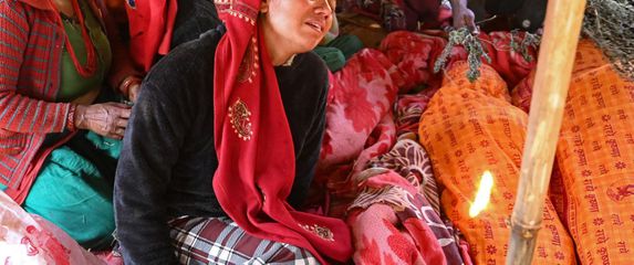 Nepalci oplakuju mrtve u potresu - 1