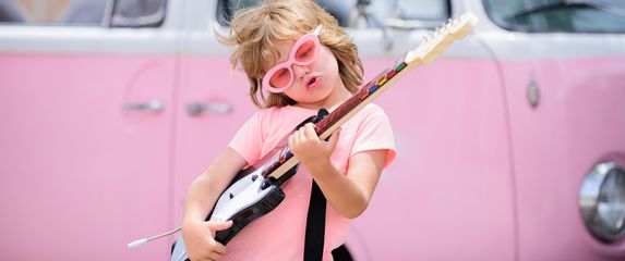Djevojčica na gitari