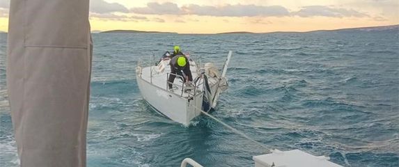 Posada jedrilice spašena kod otoka Paga