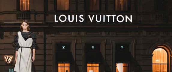 Trgovina brenda Louis Vuitton i žena koja izlazi noseći neobične čizme koje stoje i u izlogu