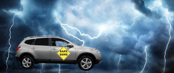 automobil s oznako safe zone na grmljavinskom nevremenu