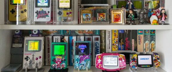 Nintendo kolekcija uređaja i igara na polici