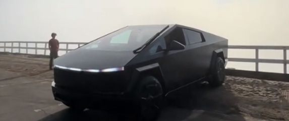 Crni Tesla Cybertruck parkiran na plaži