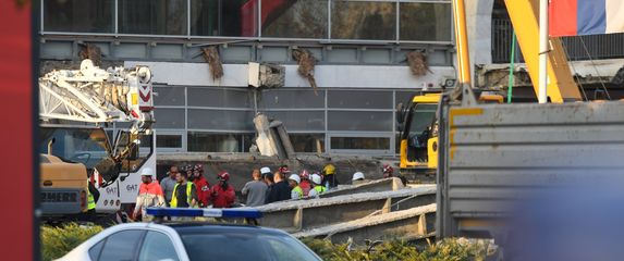Akcija spašavanja nakon urušavanja nadstrešnice u Novom Sadu