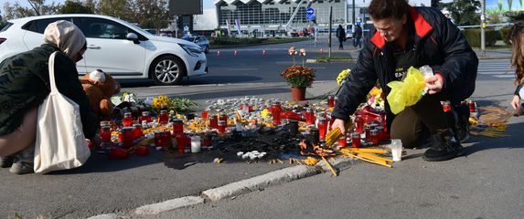 Ljudi odaju počast poginulima u padu nadstrešnice u Novom Sadu