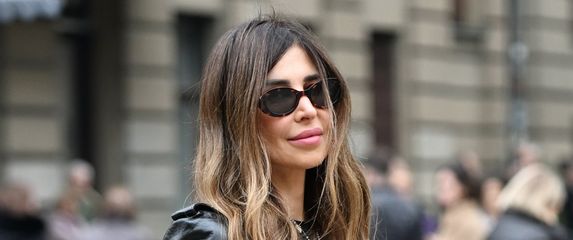 Zgodna dama sa zagrebačke špice u odličnim čizmama brenda Jacquemus