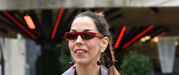 Olja Vori u bordo nijansama