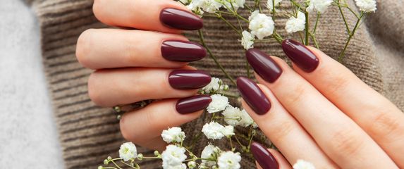 Bordo manikura izgleda sjajno na kratkim i na dugim noktima