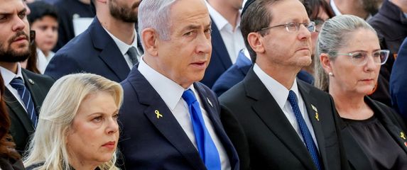 Benjamin Netanyahu sa suprugom Sarom na memorijalnom skupu za Izraelce otete u napadu Hamasa 7. listopada 2023.