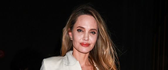 Angelina Jolie u bijelom odijelu i platformama brenda Aquazzura - 4