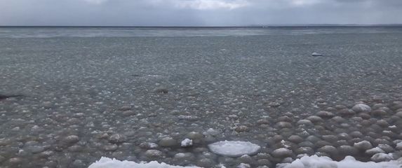 Neobično jezero