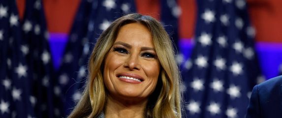 Melania Trump u sivom kostimu i crnim štiklama - 5