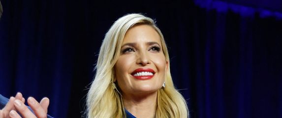 Ivanka Trump u baršunastom plavom odijelu nakon očeve pobjede na američkim predsjedničkim izborima - 6