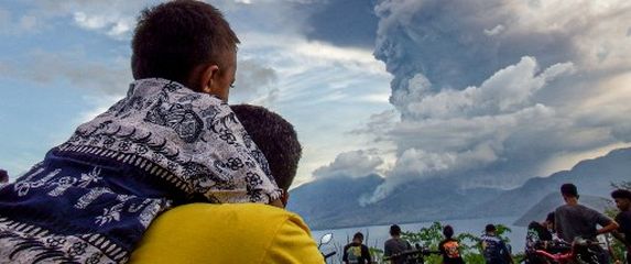 Stanovnici Indonezije gledaju erupciju vulkana