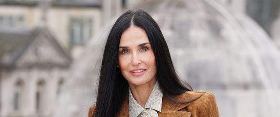 Demi Moore u Gucci trapericama, sakou i bluzi u Londonu - 2