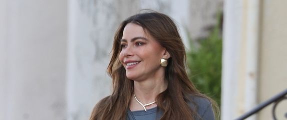 Sofia Vergra nosi Sketchers tenisice - 5