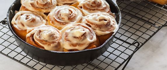 Cimet rolice s glazurom od sira