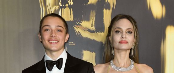 Angelina Jolie sa sinom Knoxom na dodjeli Guvernerovih nagrada