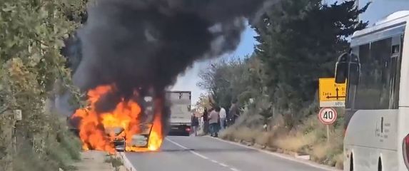 Vozilo se zapalilo na cesti kod Zadra