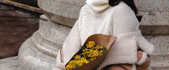 Žena u bijelom puloveru