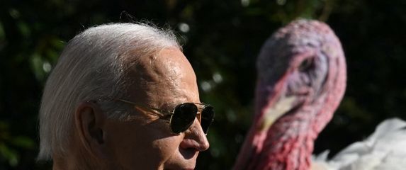 Američki predsjednik Joe Biden pomilovao je purice Peach i Blossom uoči Dana zahvalnosti