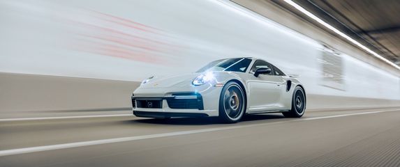 Porsche u tunelu