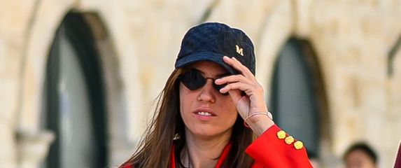 Šetnja Stradunom u crvenom odijelu