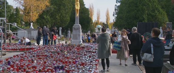 Vjernici na groblju na Dušni dan - 3