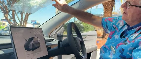 Andrew Melville-Smith pokazuje razbijeno vjetrobransko staklo u svojoj Tesli